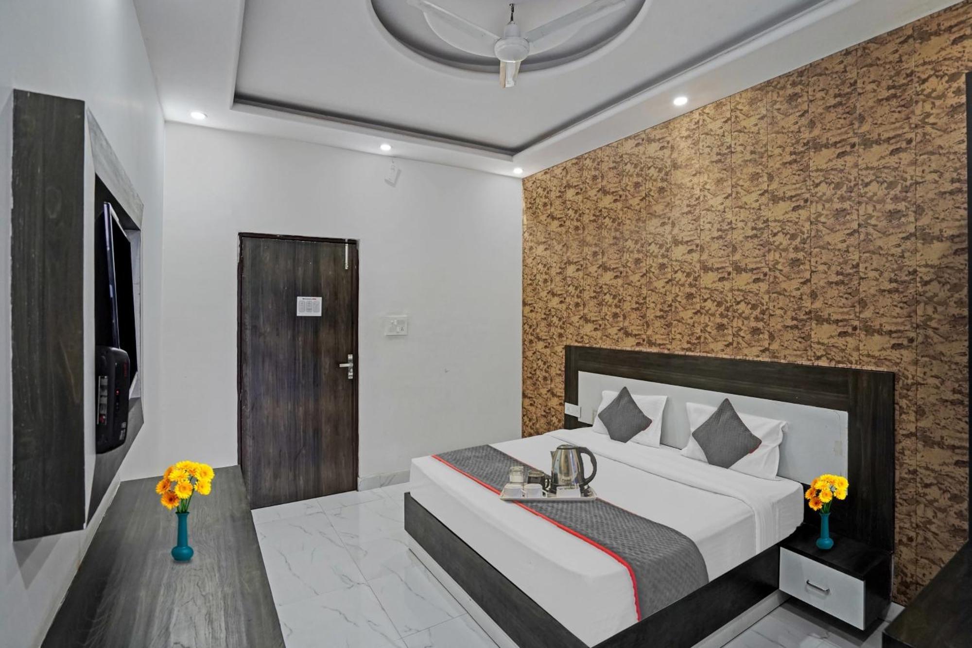 Collection O Rajvanshi Paradise Gurgaon Buitenkant foto