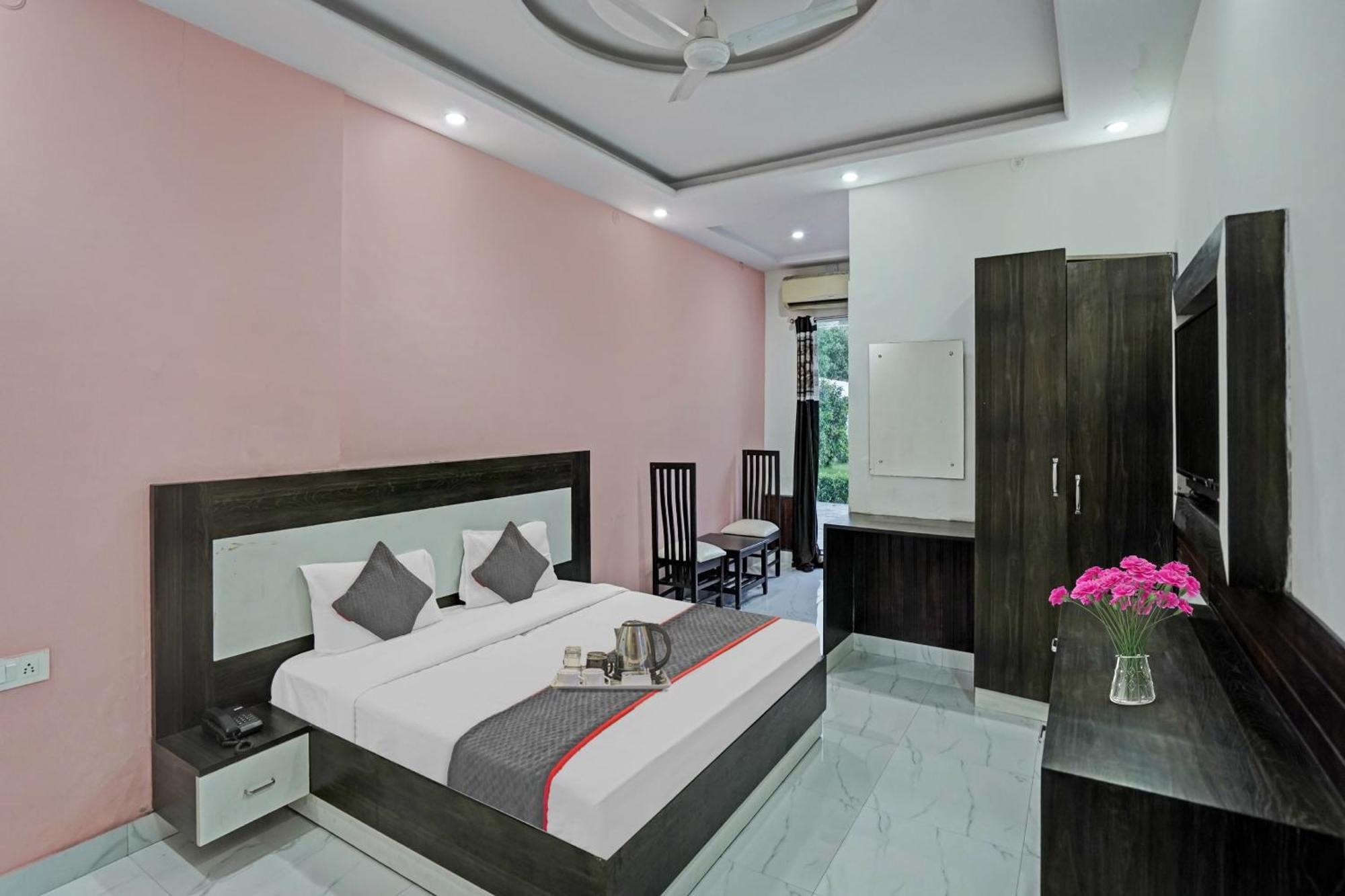 Collection O Rajvanshi Paradise Gurgaon Buitenkant foto